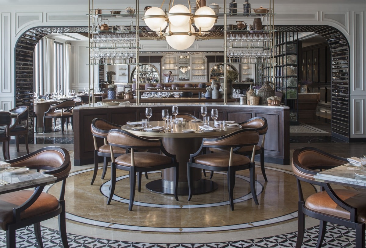 Salle élégante à Amman avec tables et chaises یوغ צעצועים
