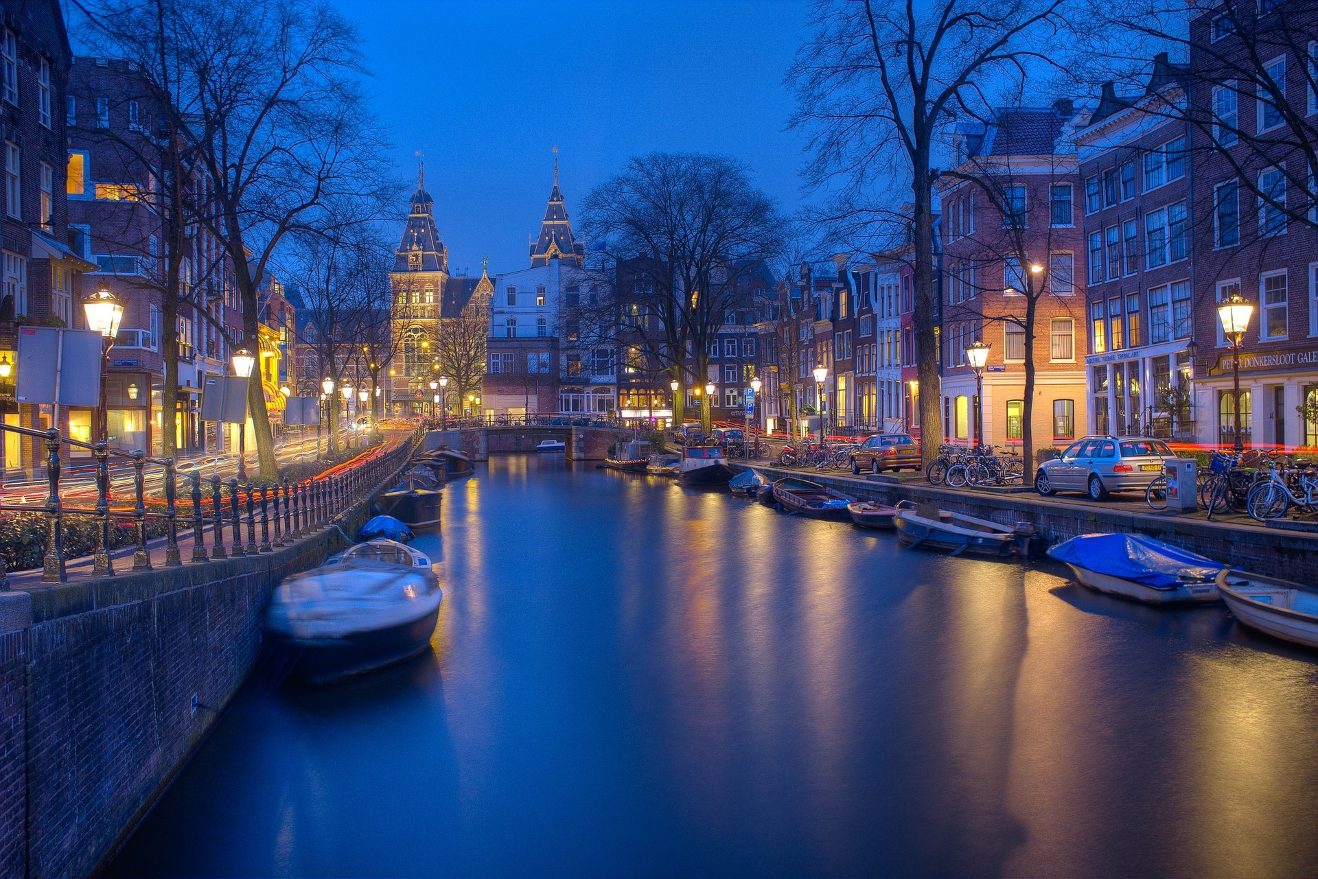 Canal d'Amsterdam au crépuscule, reflet splendide. 