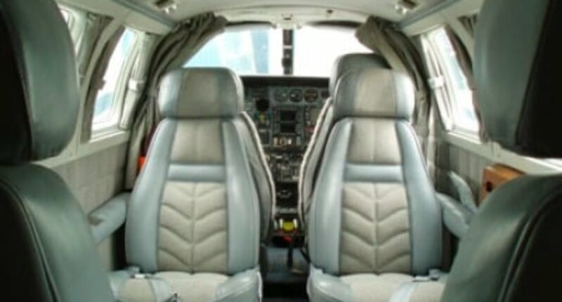 location de jet privé : Cockpit avion Cessna 303 Crusader