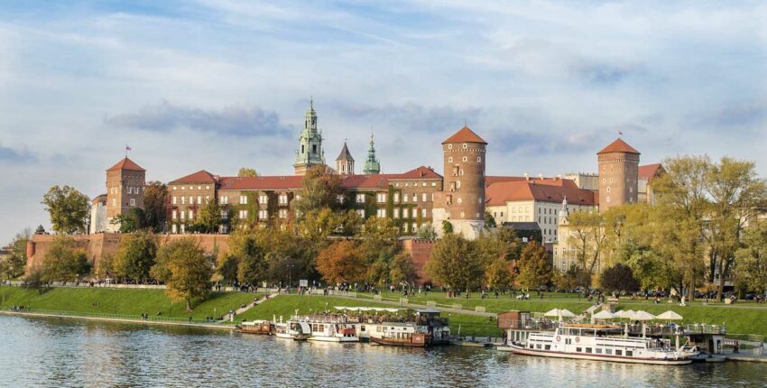 Château Wawel, Cracovie, Pologne, bateau sur la Vistule.
