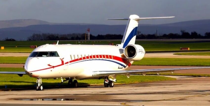 Location de jet privé : CRJ 200 rouge et bleu sur piste.
