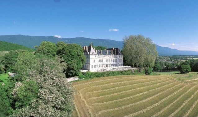 Château de Divonne, arbres, champs étendus, montagnes