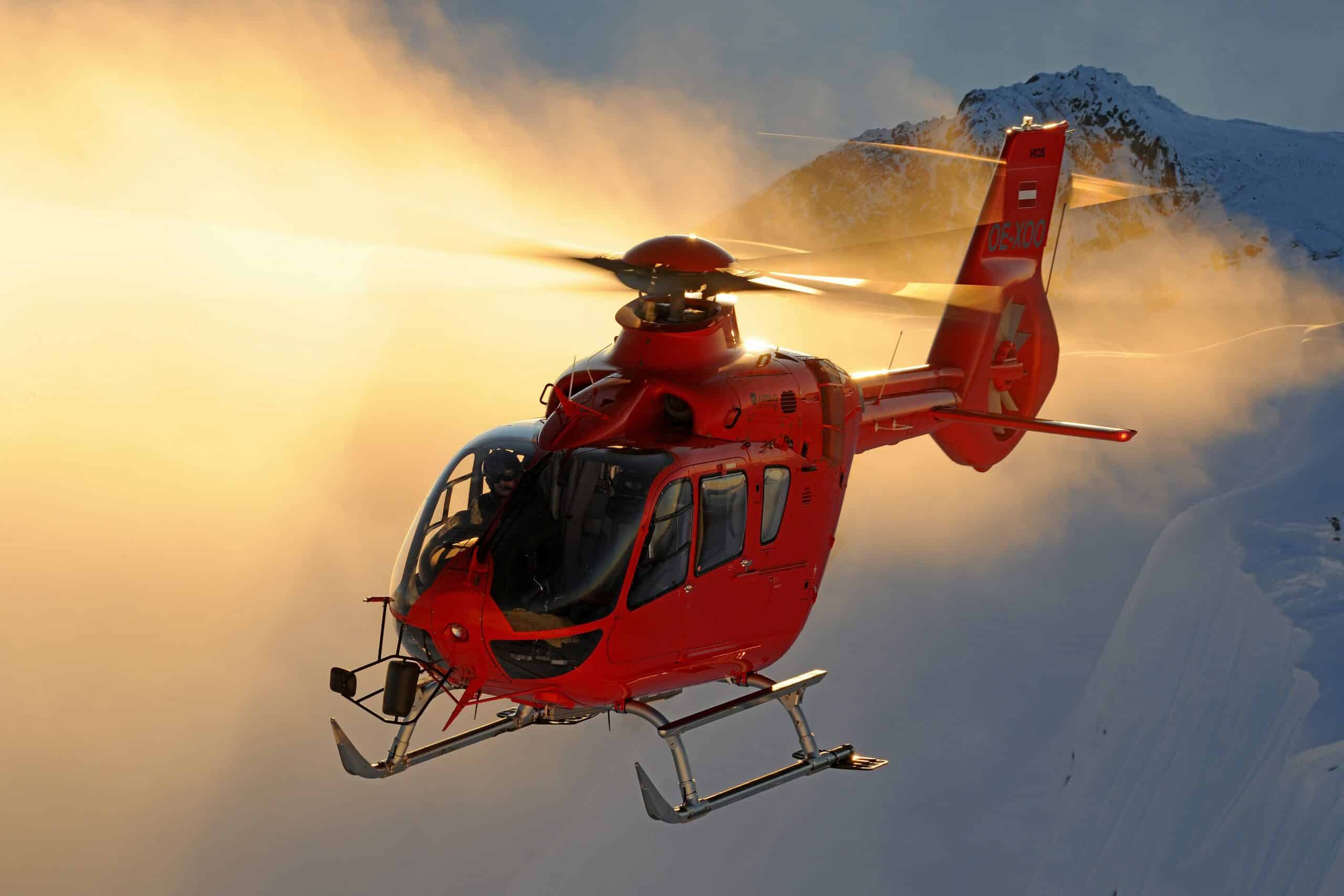 Courchevel : Hélicoptère au coucher du soleil montagneux.