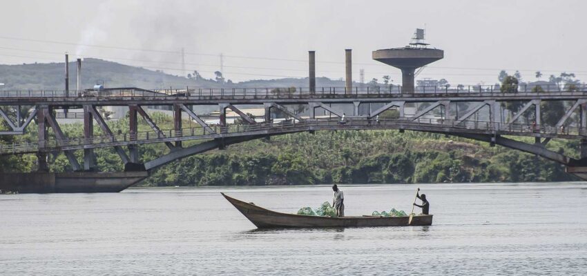 Page cible SEO : personnes en bateau, pont et structures.