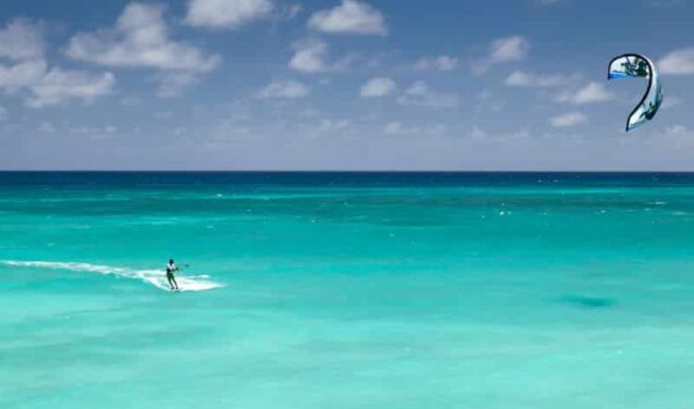 **Alternative Balise :**
location jet privé - Kiteboarding dans eaux turquoise.