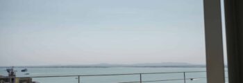 Voyage de Paris à Calvi : vue aérienne de ville côtière