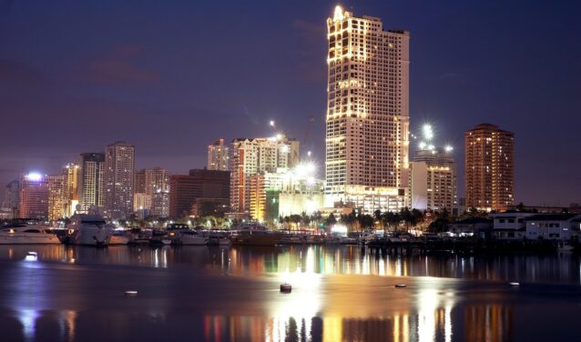 Manille : location de jet privé, skyline illuminée au crépuscule