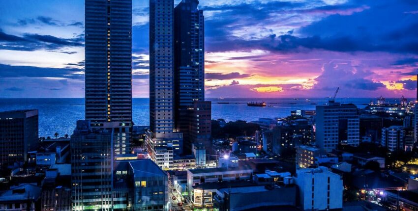 Coucher de soleil urbain coloré, sans jet privé.