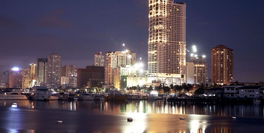 Demande cible | Skyline nocturne, reflets urbains sur l'eau.