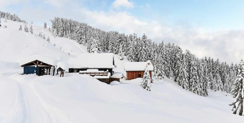 cabanes enneigées, sapins, ciel bleu – Escape En Montagne