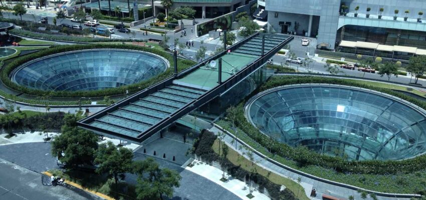 Vue aérienne d'une passerelle urbaine circulaire en verre – emplacement jet privé.
