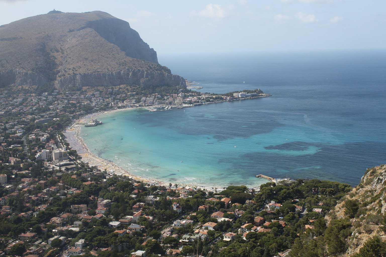 location jet privé - Vue aérienne côtière ville, montagnes, plages