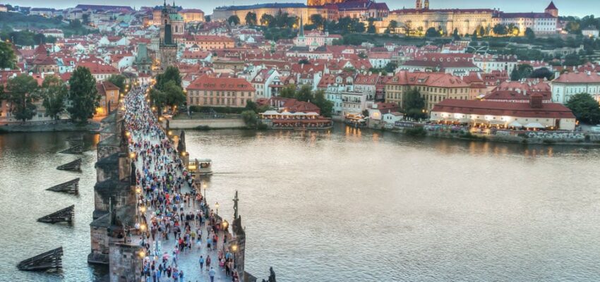 Vue aérienne du pont Charles, du château de Prague illuminé.