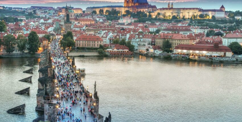 Vue aérienne du pont Charles, du château de Prague illuminé.