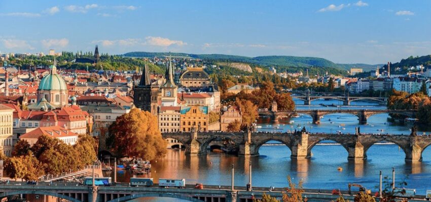 Vue des ponts historiques de Prague Kbely en automne.