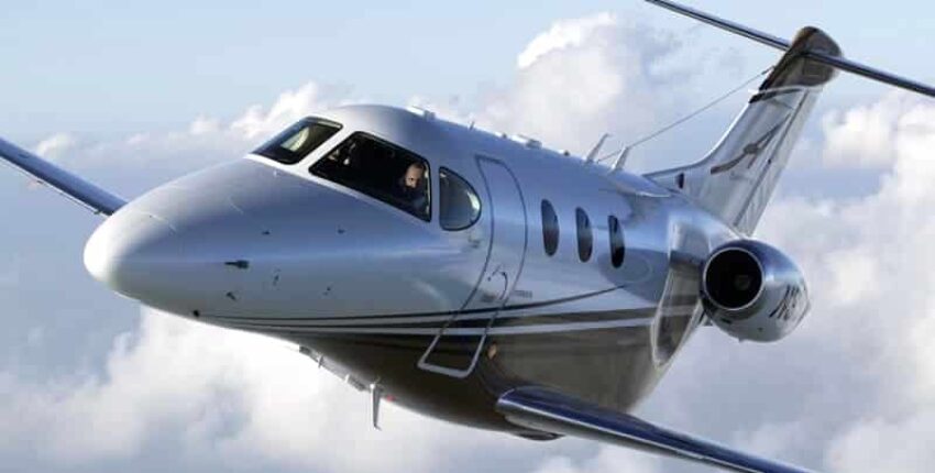 Location de jet privé : Raytheon Premier argenté.