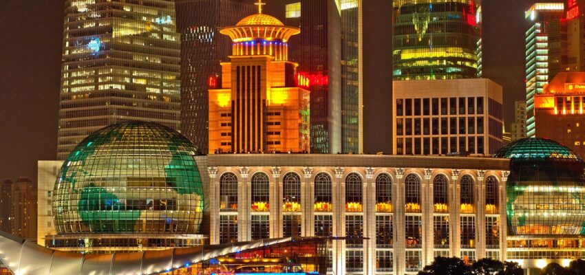 Shanghaï : vue de nuit, gratte-ciels illuminés sur le front de mer.