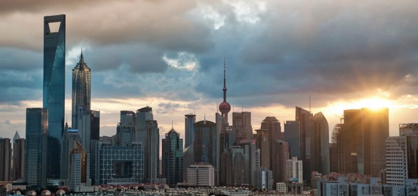 Coucher de soleil, skyline urbaine avec gratte-ciel.