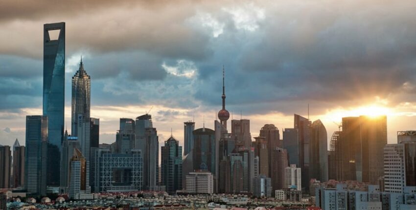 Coucher de soleil, skyline urbaine avec gratte-ciel.