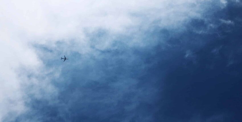 Location jet privé : Avion dans ciel nuageux.
