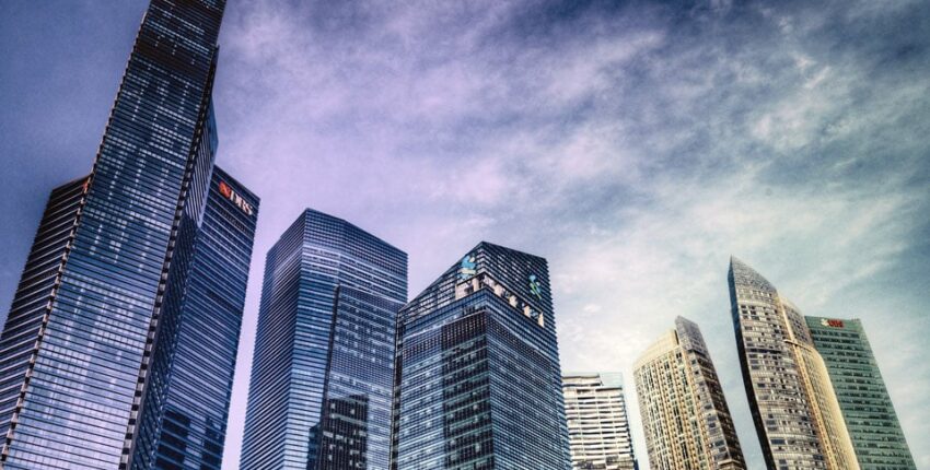 Yoast SEO Skyscrapers ville moderne ciel bleu nuages.