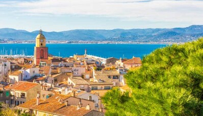 Saint-Tropez Körfezi üzerinde helikopter uçuşu