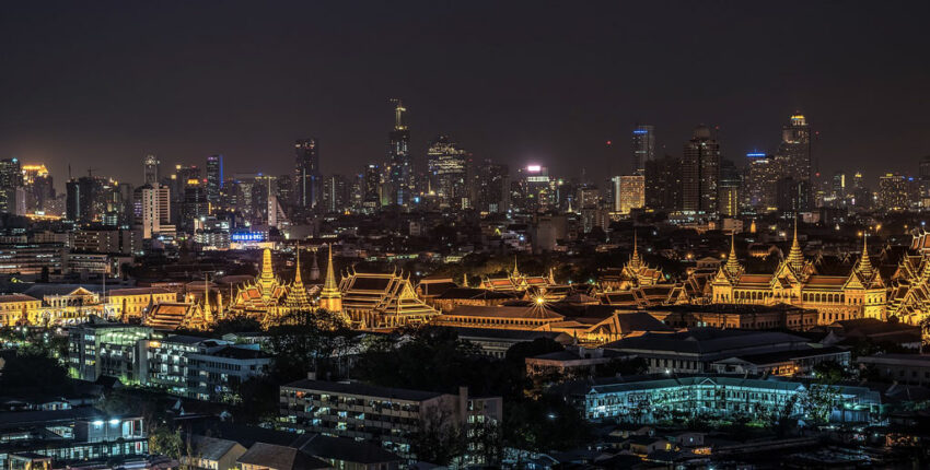 Skyline de Bangkok la nuit, gratte-ciels modernes en arrière-plan.