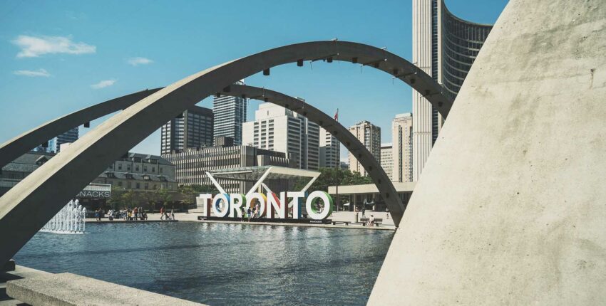 Nathan Phillips Square à Toronto, fontaine et skyline.