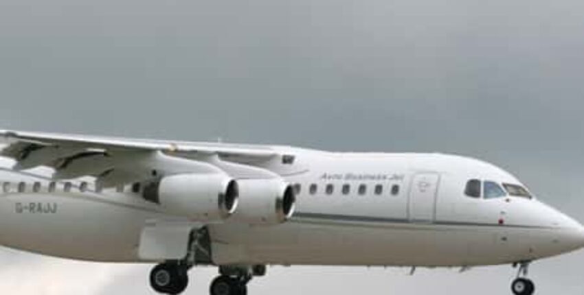 Location de jet privé : petit avion blanc volant.