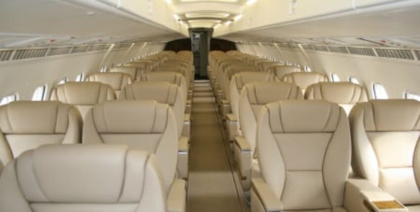 Emplacement jet privé : intérieur vide, sièges beige en cuir.