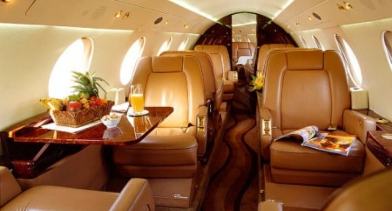 Jet privé Falcon 20 intérieur beige avec nourriture sur la table