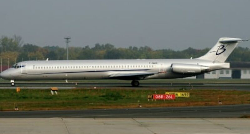 location jet privé, cabine MD 83 vide sièges blancs
