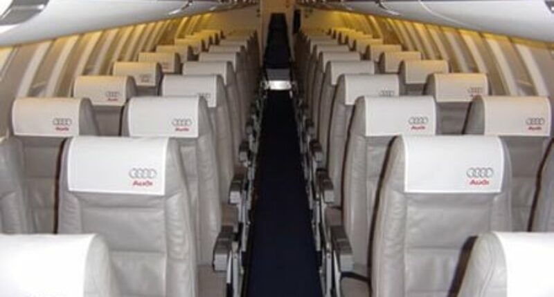 emplacement de jet privé, CRJ 200 intérieur, sièges en cuir gris.