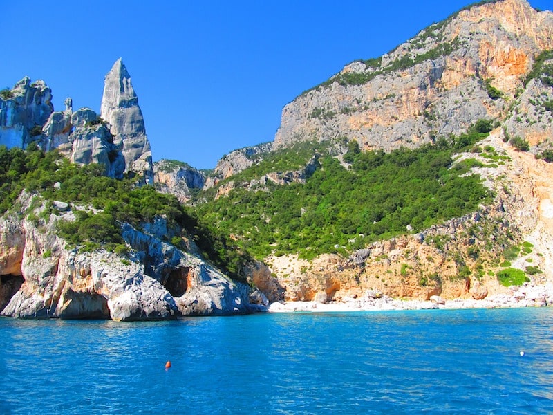 Alghero Fertilia : falaises, végétation, mer bleue.