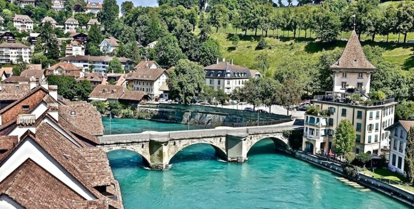 Vue rivière, pont en pierre, bâtiments européens.