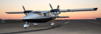 Vulcanair P68 turbo sur le tarmac avec couché de soleil