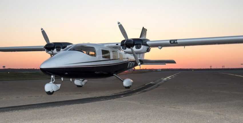 Vulcanair P68 turbo sur le tarmac avec couché de soleil