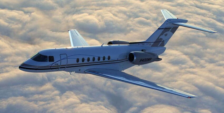 Location de jet privé au-dessus des nuages.