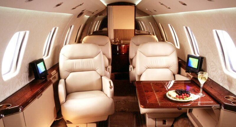Location de jet privé : intérieur luxueux avec champagne.