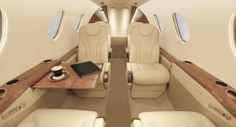 **Alt : Location jet privé intérieur luxueux Raytheon.**