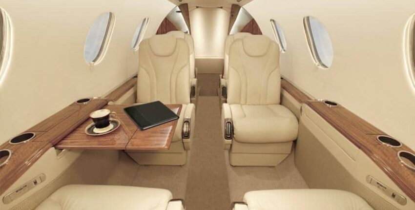 **Alt : Location jet privé intérieur luxueux Raytheon.**