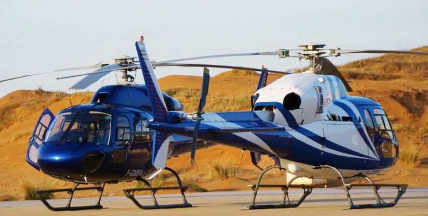 AS355 bleu et un blanc côte à côte