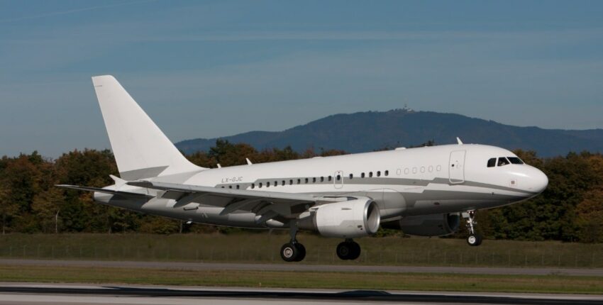 Airbus A318 sur la piste de décollage