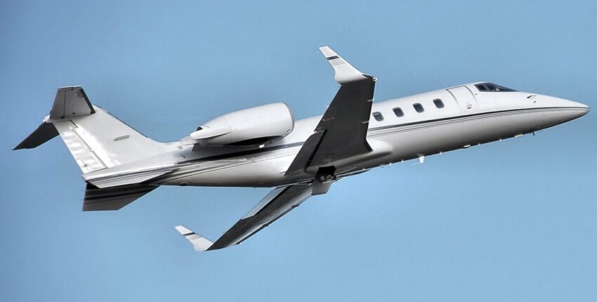Location jet privé : Learjet 60 en plein ciel.
