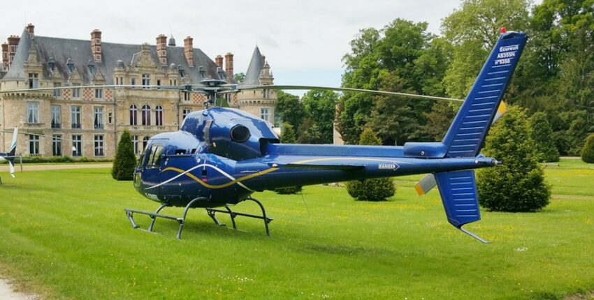 AS 355 bleu posé sur l'herbe, vue de derrière