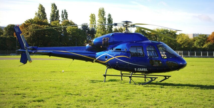 AS355 bleu posé sur l'herbe