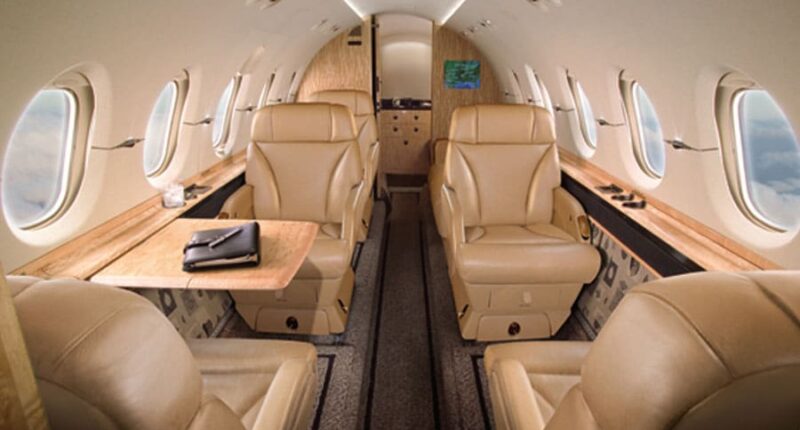 location jet privé - Intérieur d'un BEECHJET 400 avec sièges en cuir