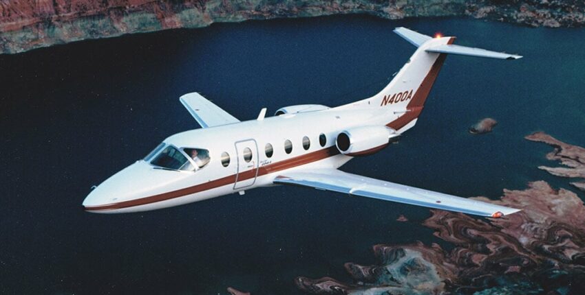 location jet privé : Beechjet 400 survolant des falaises