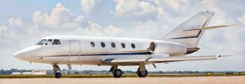 Falcon 20 blanc sur le tarmac