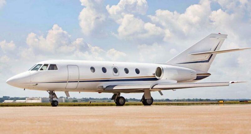Jet privé Falcon 20 intérieur beige avec nourriture sur la table